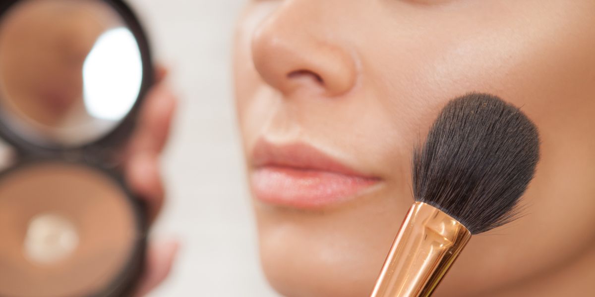 Cómo aplicar el bronceador, el colorete y el iluminador en polvo correctamente