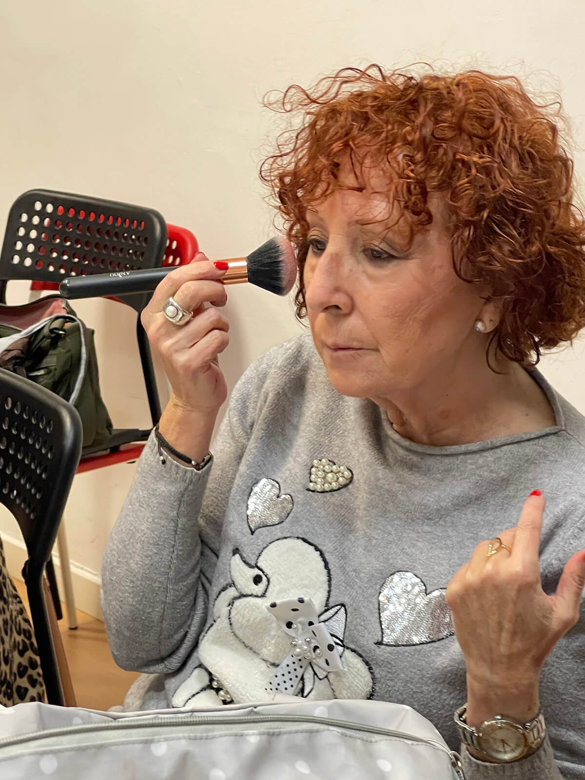 Mujer recibiendo asesoría de maquillaje individual en Valladolid