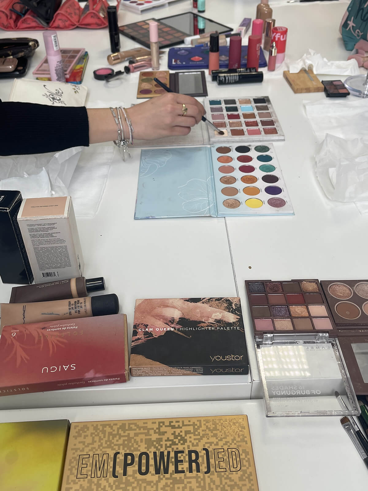 Productos de maquillaje sobre mesa durante asesoría de compras en Valladolid