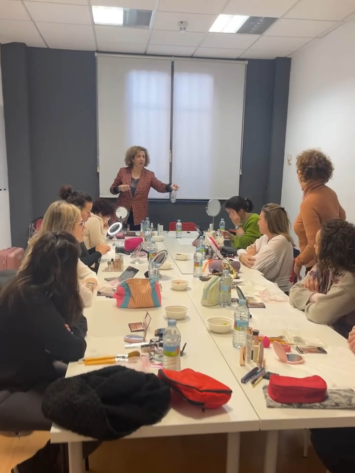 Mujeres en taller de automaquillaje en grupo en Valladolid aprendiendo paso a paso