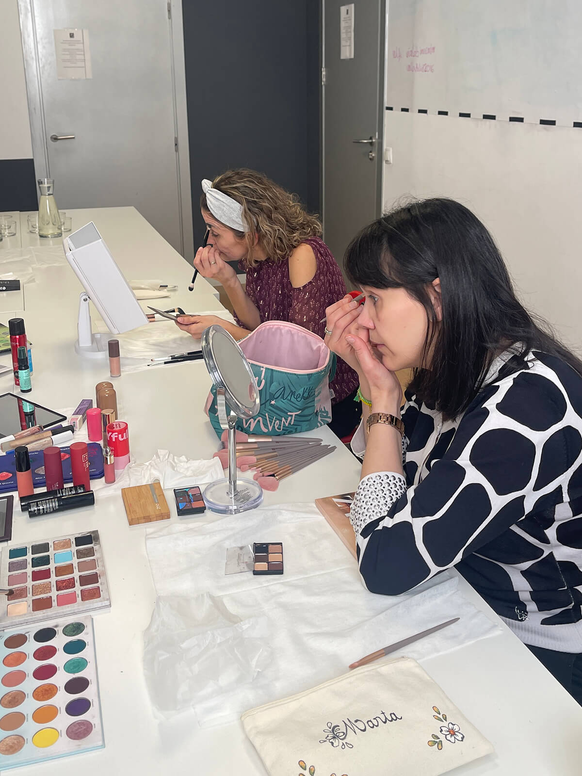 Dos mujeres compartiendo taller de maquillaje en Valladolid