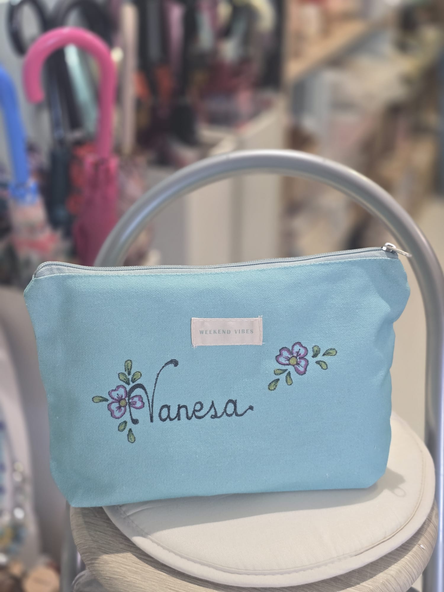 Neceser regalo personalizado con el nombre Vanesa, bordado a mano sobre fondo azul
