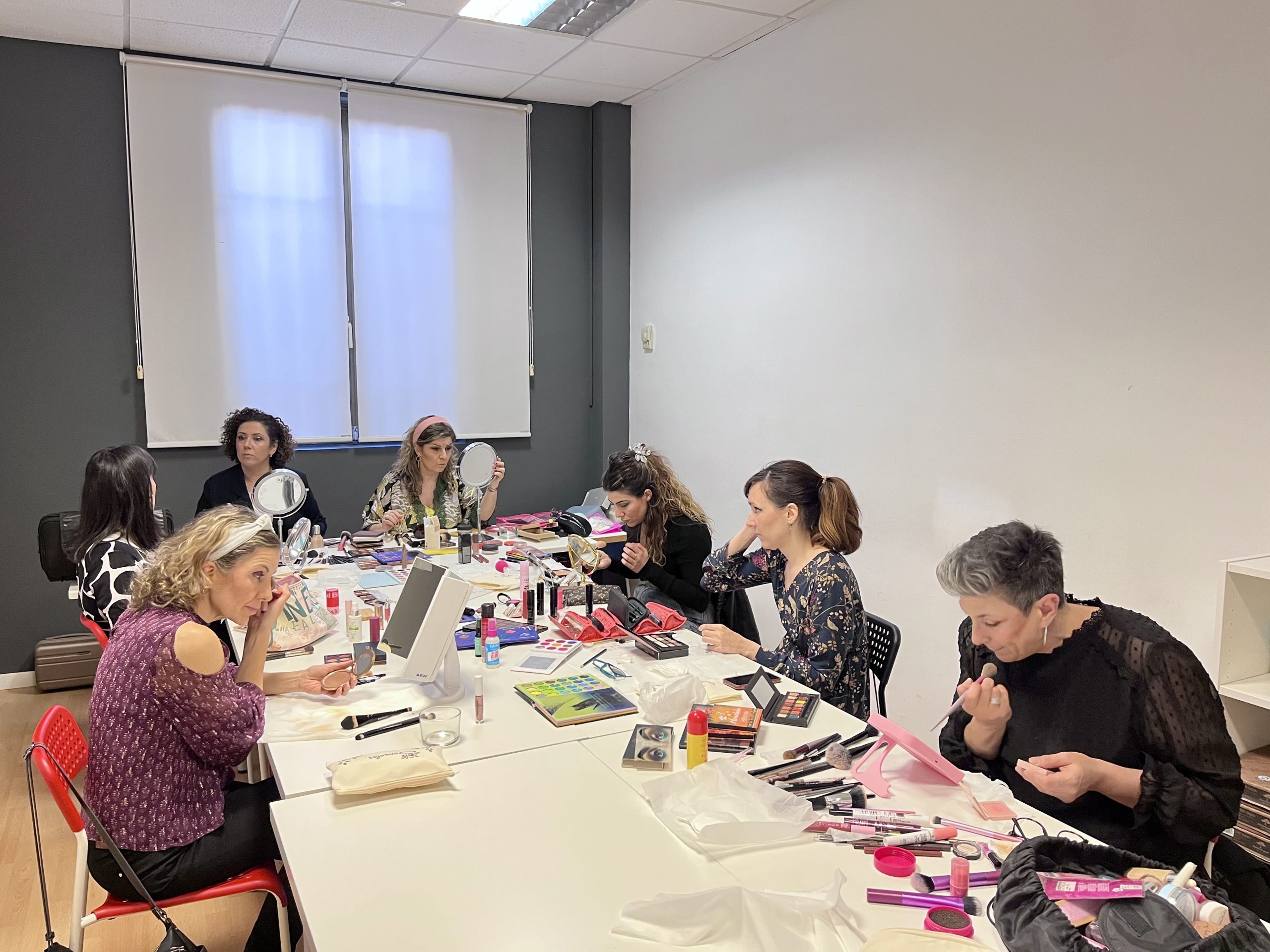 Grupo de mujeres aprendiendo técnicas de automaquillaje en un taller en Valladolid